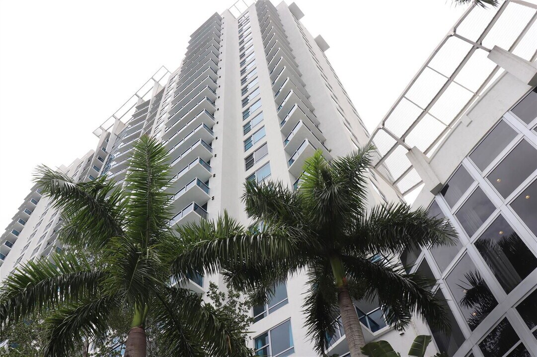 2681 N Flamingo Rd in Pembroke Pines, FL - Foto de edificio