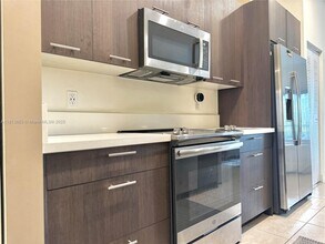 10419 NW 82nd St, Unit 7 in Doral, FL - Building Photo - Building Photo