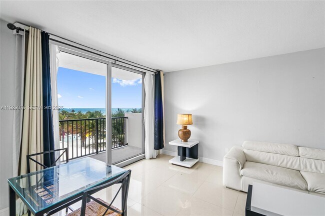 9273 Collins Ave in Surfside, FL - Foto de edificio - Building Photo
