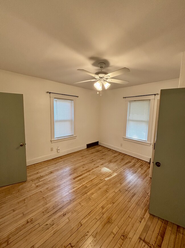 1574 Ridgewood Ave, Unit 2 in Lakewood, OH - Foto de edificio - Building Photo