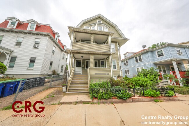 39 Thurston St, Unit 3 in Somerville, MA - Foto de edificio - Building Photo