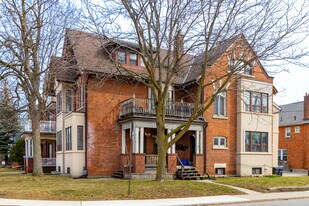 137 Annette St in Toronto, ON - Building Photo