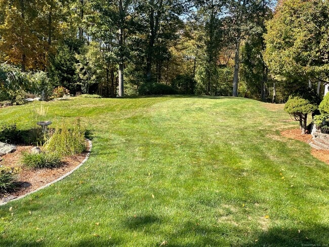 69 Stage Harbor Rd in Marlborough, CT - Foto de edificio - Building Photo