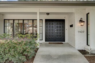 1107 Briarmead Dr in Houston, TX - Building Photo - Building Photo