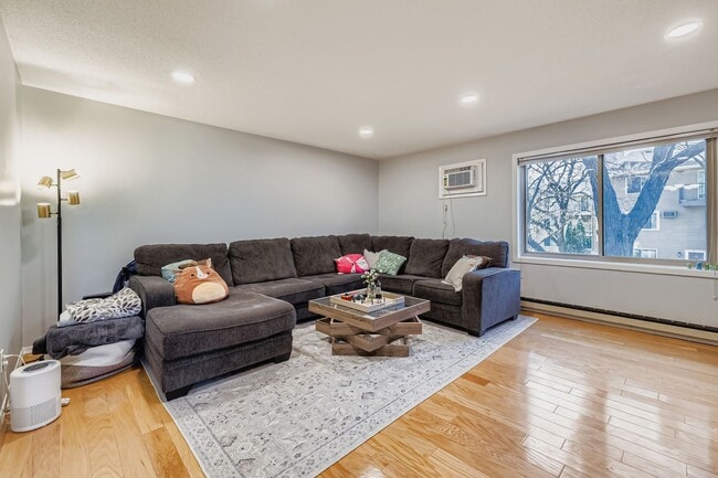 2250 Ridge Dr, Unit # 21 in Minneapolis, MN - Building Photo - Building Photo