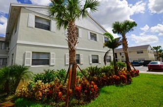 Blue Heron Apartments in West Palm Beach, FL - Building Photo - Building Photo