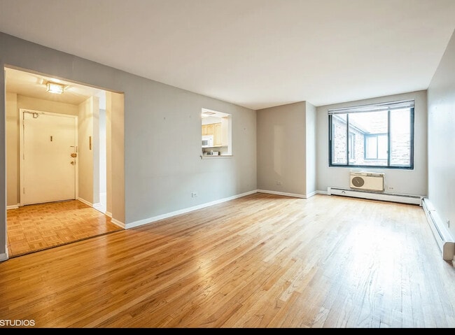 2336 N Commonwealth Ave, Unit 406 in Chicago, IL - Foto de edificio - Building Photo