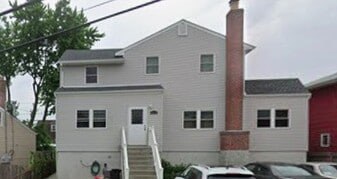 163 Nassau Ln, Unit 2nd in Island Park, NY - Building Photo