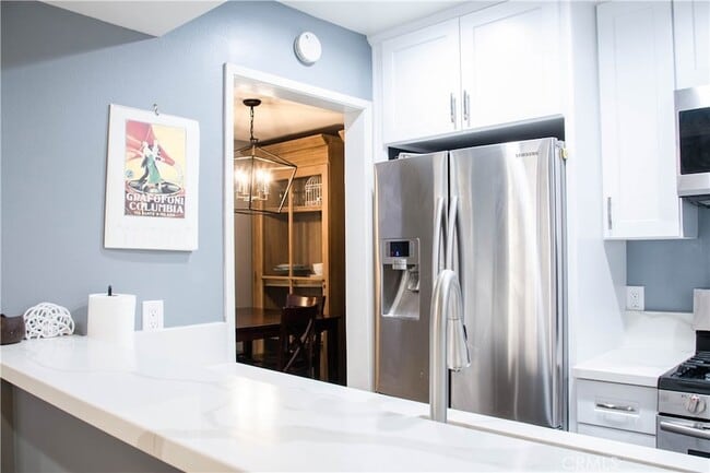 4705 Kester Ave, Unit 106 in Los Angeles, CA - Foto de edificio - Building Photo