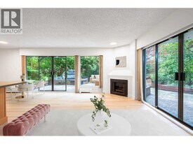 747 17th St in West Vancouver, BC - Building Photo