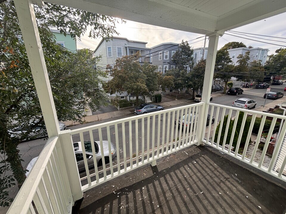 29 Derby St, Unit 2 in Somerville, MA - Building Photo