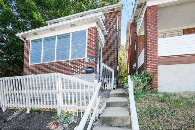 1939 Fairland St in Pittsburgh, PA - Building Photo - Building Photo