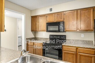 11118 Nieman Rd in Overland Park, KS - Building Photo - Building Photo