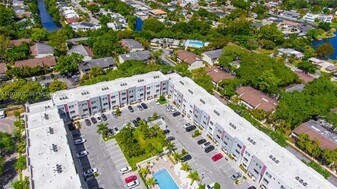 2555 NE 193rd St in Miami, FL - Building Photo