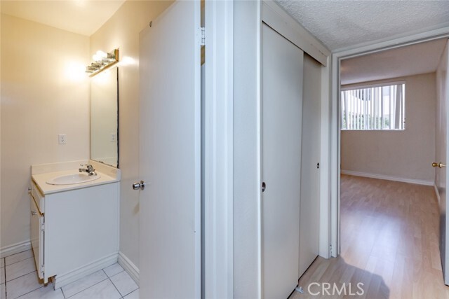 5429 Newcastle Ave, Unit 106 in Encino, CA - Building Photo - Building Photo