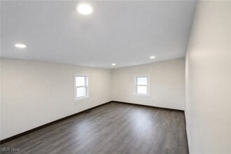 7349 Tippecanoe Rd in Canfield, OH - Foto de edificio - Building Photo