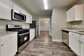 21746 Deep Pines Dr in Porter, TX - Foto de edificio - Building Photo