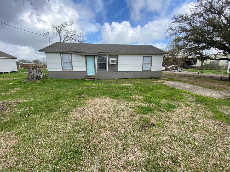 421 Broussard Ln in Lake Charles, LA - Building Photo