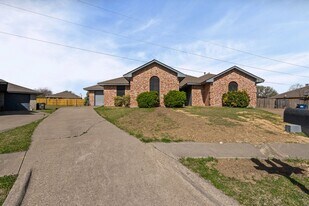 2721 La Jolla Ct in Glenn Heights, TX - Building Photo