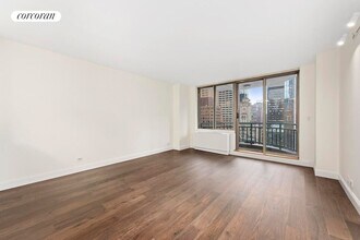 145 E 48th St in New York, NY - Foto de edificio - Building Photo