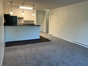 3421 W Chester Pike, Unit B-32 in Newtown Square, PA - Foto de edificio - Building Photo