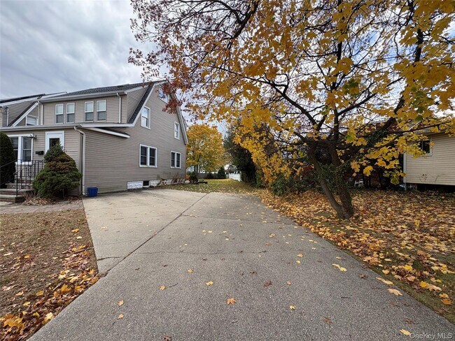 3 Brookwood St in Glen Head, NY - Building Photo - Building Photo