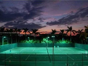 881 Ocean Dr in Key Biscayne, FL - Building Photo - Building Photo