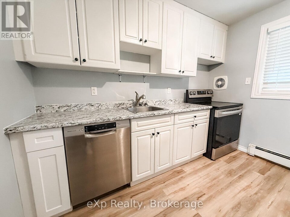 342 Kiwanis Park Dr in London, ON - Building Photo