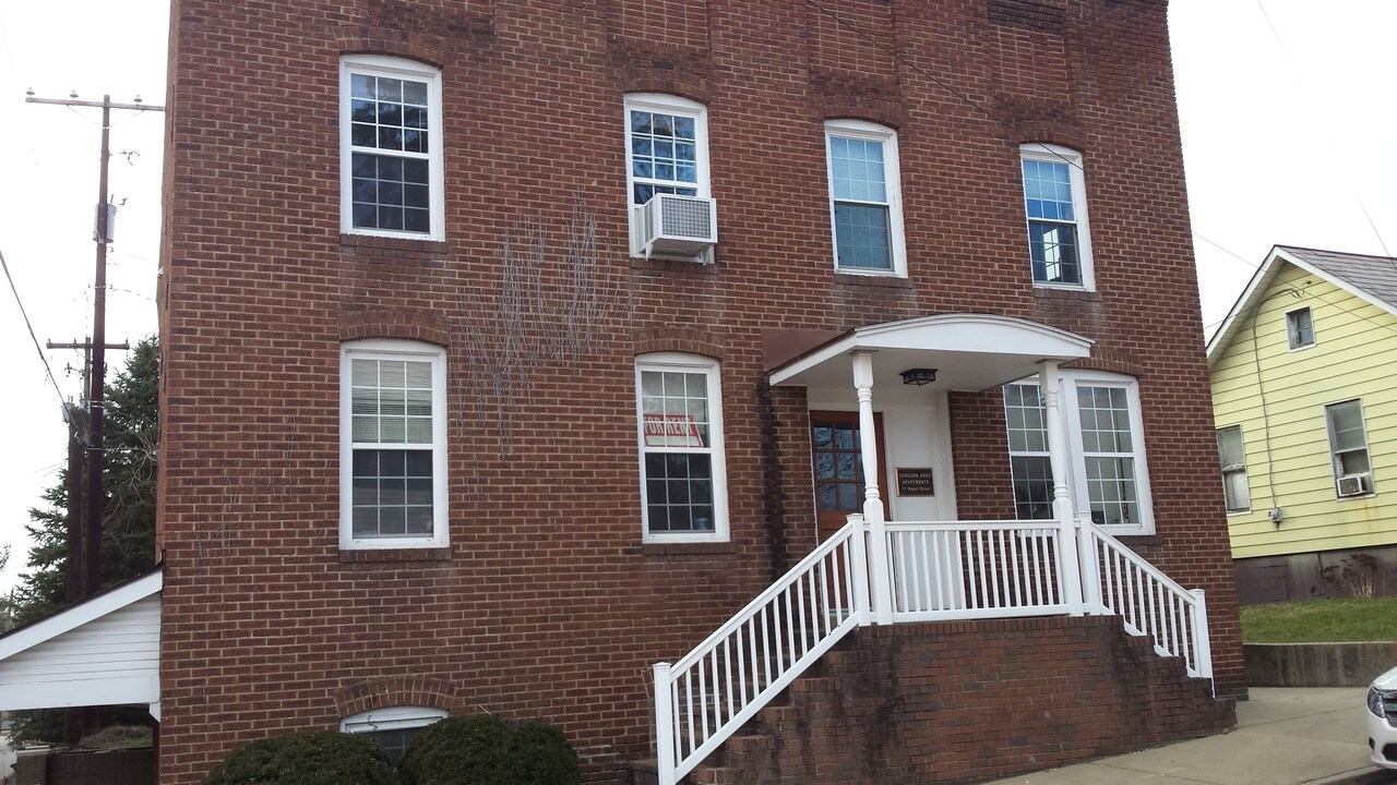 11 Depot St in New Concord, OH - Building Photo