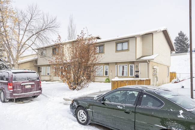 79 Deerfield Dr SE in Calgary, AB - Building Photo - Building Photo