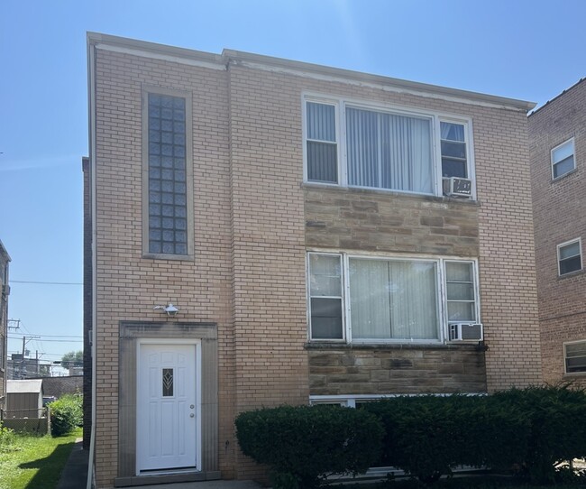 2417 W Bryn Mawr Ave