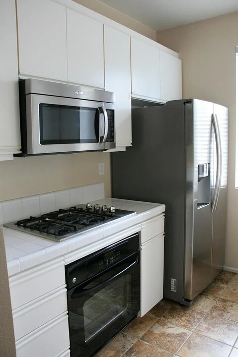 10830 Sabre Hill Dr #201 in San Diego, CA - Foto de edificio