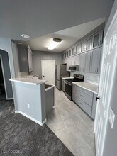 8555 W Russell Rd in Las Vegas, NV - Building Photo - Building Photo