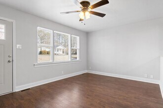 136 W Rossview Rd in Clarksville, TN - Building Photo - Building Photo