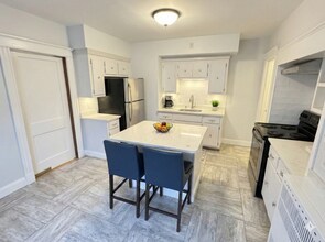 214 Commonwealth Ave, Unit 1 in Chestnut Hill, MA - Building Photo - Building Photo