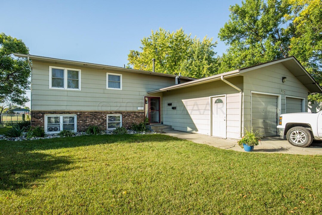 413 7th Ave E in West Fargo, ND - Foto de edificio