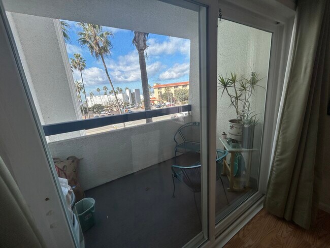 200 S Catalina Ave, Unit 2nd floor in Redondo Beach, CA - Foto de edificio - Building Photo