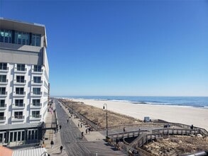 100 W Broadway in Long Beach, NY - Foto de edificio - Building Photo