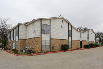 Oaktree Apartments in Arlington, TX - Building Photo - Building Photo