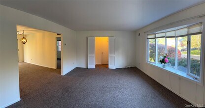 13 Essex Ln in Suffern, NY - Building Photo - Building Photo