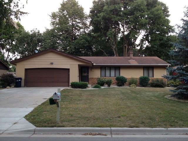 1047 Tyler St S in Shakopee, MN - Building Photo