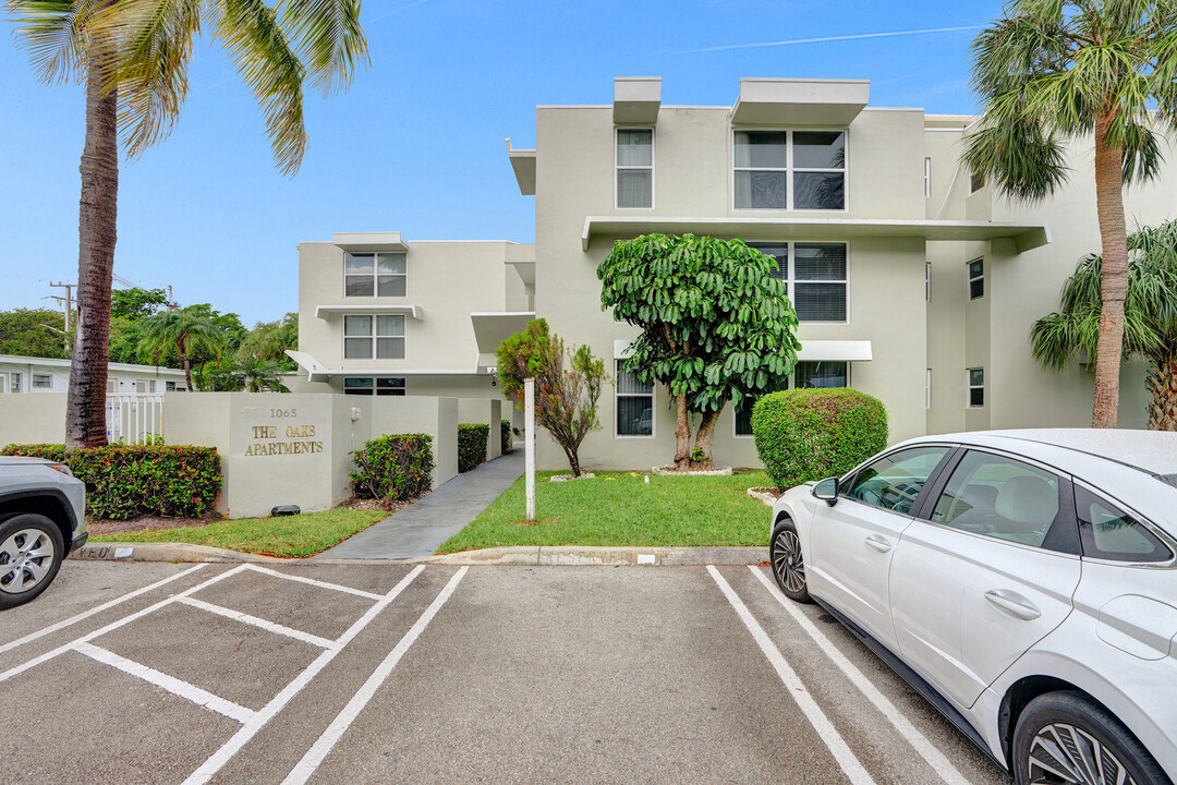 The Oaks Apartments in Bay Harbor Islands, FL - Building Photo