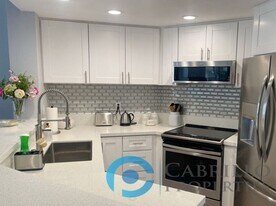 640 Camino De La Reina in San Diego, CA - Building Photo