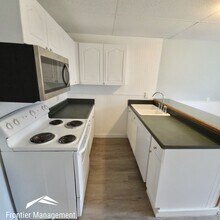 724 E Crawford St in Clay Center, KS - Building Photo - Building Photo