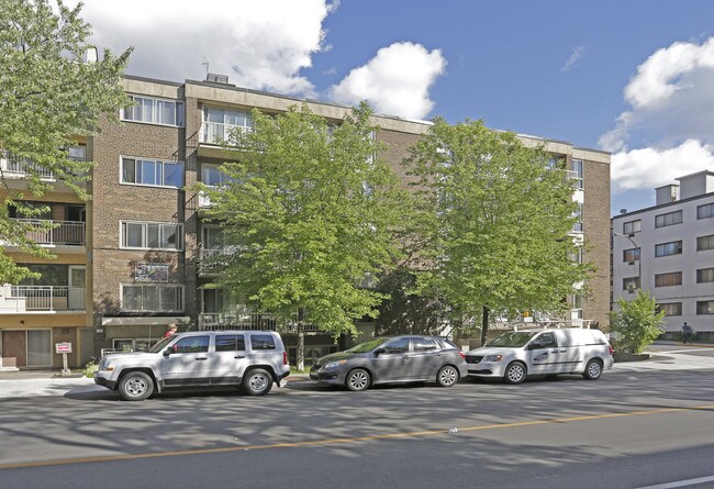 3400 Édouard-Montpetit in Montréal, QC - Building Photo - Building Photo