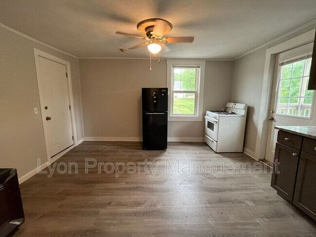 93 W Warwick Ave in West Warwick, RI - Building Photo - Building Photo