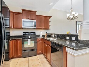 13941 Clubhouse Dr in Tampa, FL - Foto de edificio - Building Photo