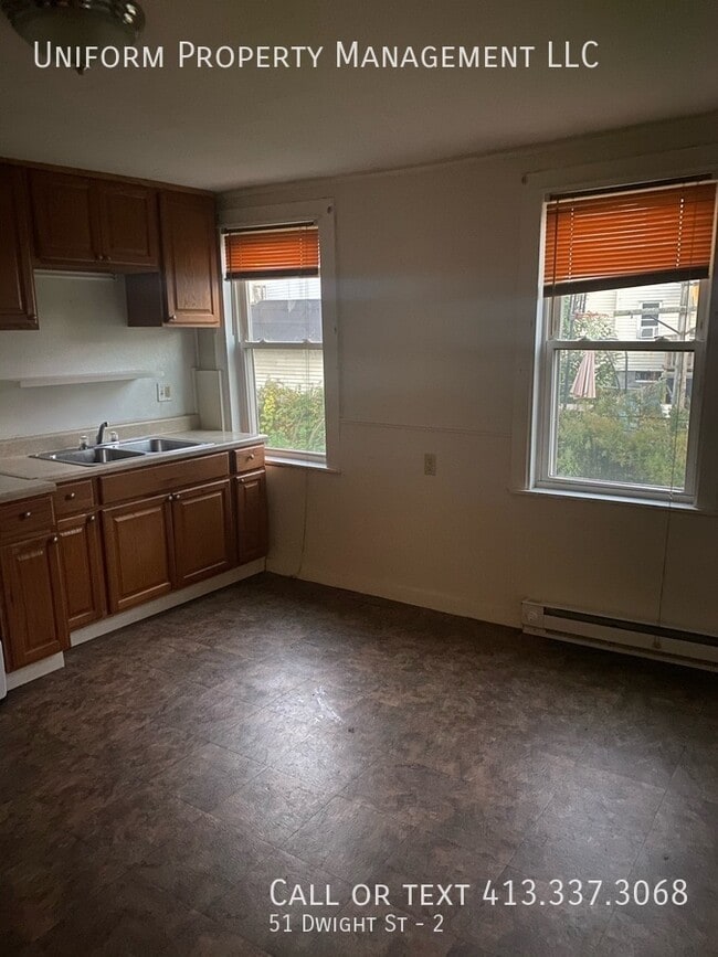 51 Dwight St in Chicopee, MA - Foto de edificio - Building Photo