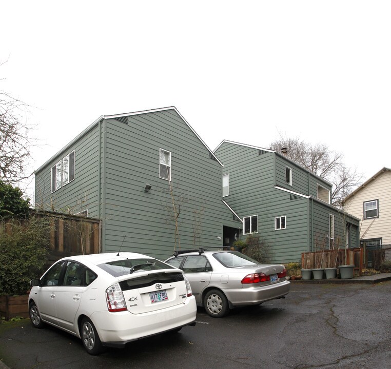 3223 SW Dolph Ct in Portland, OR - Foto de edificio