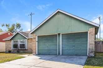 242 Maybrook Dr in Houston, TX - Foto de edificio - Building Photo